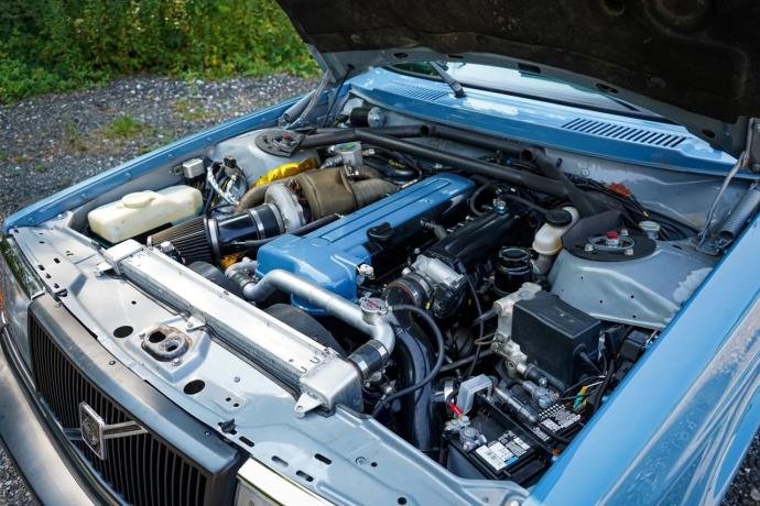 Cette vieille Volvo 240 Wagon embarque un monstrueux 2JZ de 500 chevaux !