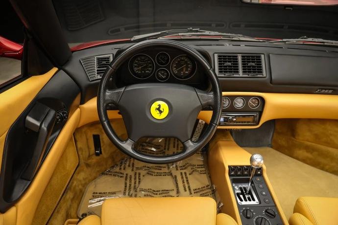 Ferrari F355 GTS : Du rouge, du cuir et une grille en métal, la définition du bonheur