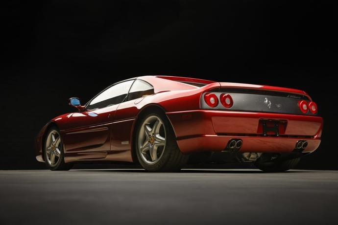 Ferrari F355 GTS : Du rouge, du cuir et une grille en métal, la définition du bonheur