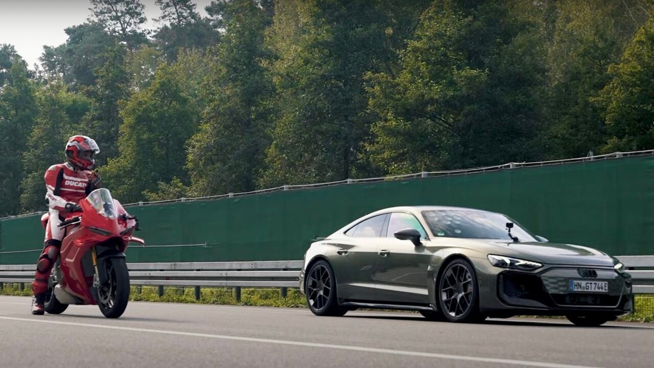 Audi RS e-tron GT 925 ch : voiture vs moto en vidéo