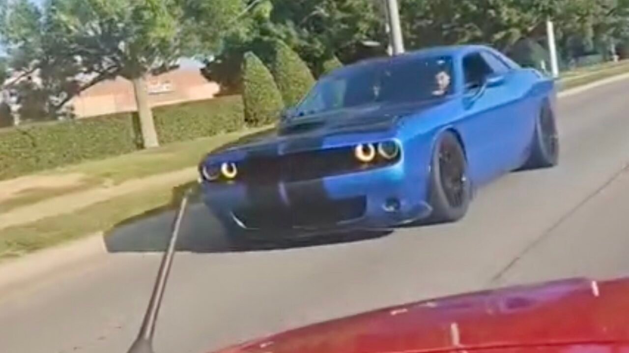 Dodge Challenger : Conducteur pris en flagrant délit