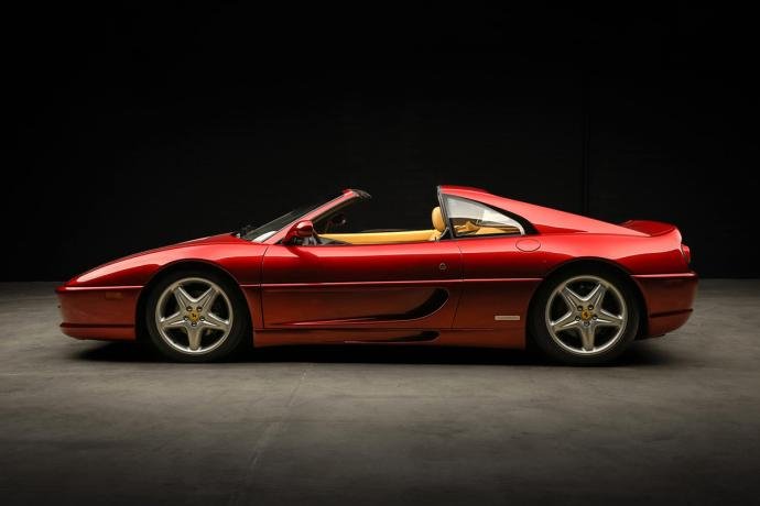 Ferrari F355 GTS : Du rouge, du cuir et une grille en métal, la définition du bonheur