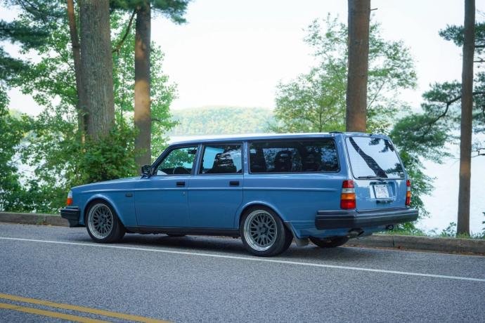 Cette vieille Volvo 240 Wagon embarque un monstrueux 2JZ de 500 chevaux !